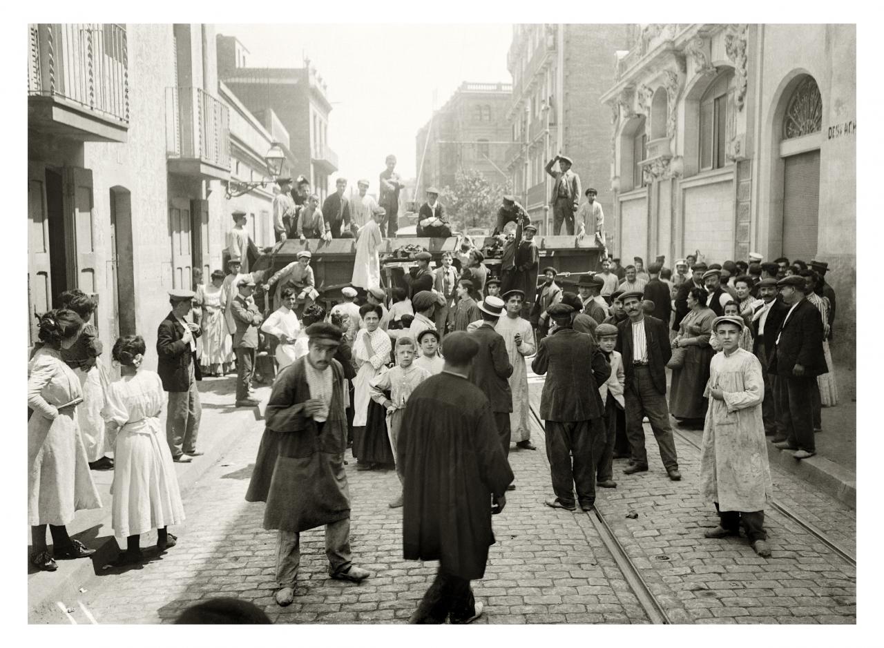 Barricadas durante la Semana Trágica de Barcelona (1909). Fotografía: Josep Brangulí