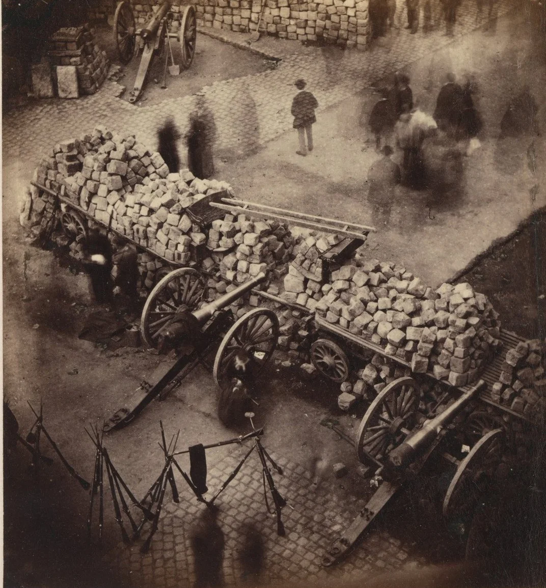 Barricadas de la Comuna de París, Abril 1871. Esquina de la Place de l'Hôtel-de-Ville y la Rue de Rivoli.