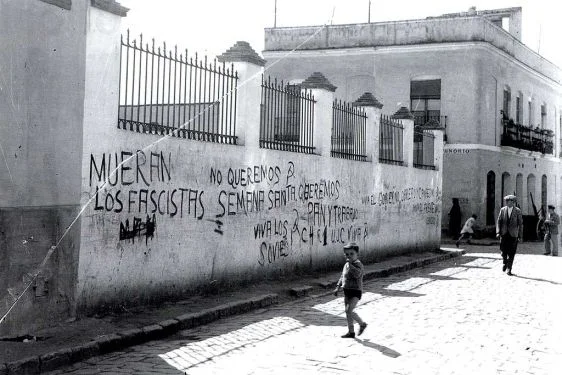 Pintadas antifascistas en el llamado Muro de los Navarros. Sevilla. Años 30.