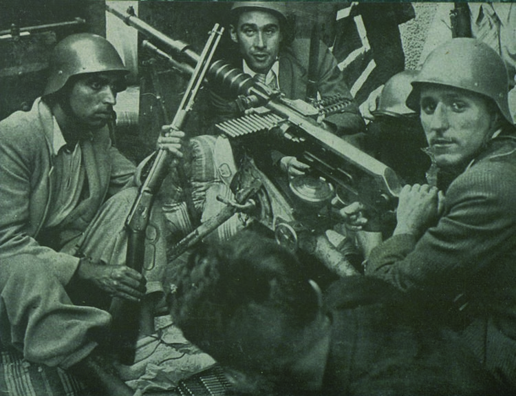Helios Gómez, a la izquierda de la imagen, en la lucha contra el fascismo ( Visions de guerra i de reraguarda . Serie A, Retrospectiva. 24 de abril de 1937)
