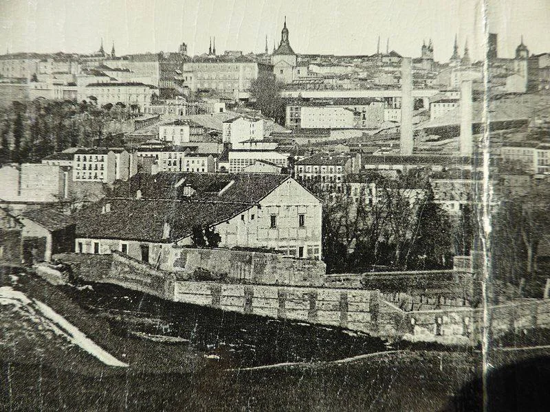 Última fotografía de la Quinta del Sordo (1907), en el centro de la imagen, rodeada por un muro. Reproducción de una tarjeta postal antigua de Madrid. Es un detalle de una panorámica en 3 partes, con el título «200. Vista General de MADRID»