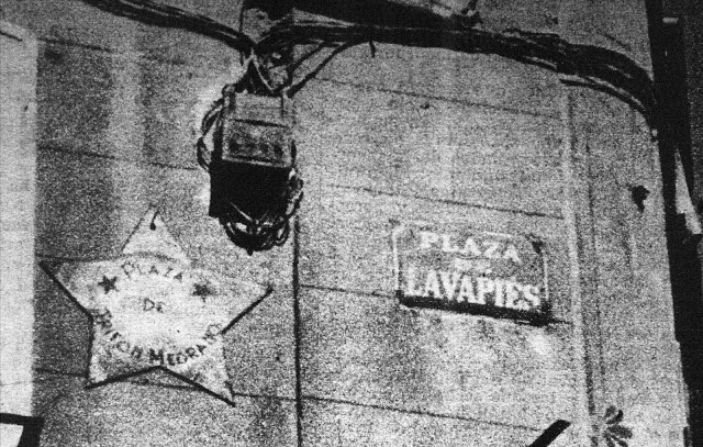La plaza de Lavapiés convertida en plaza Trifón Medrano. Placa del fallecido, con forma de estrella, junto a la original