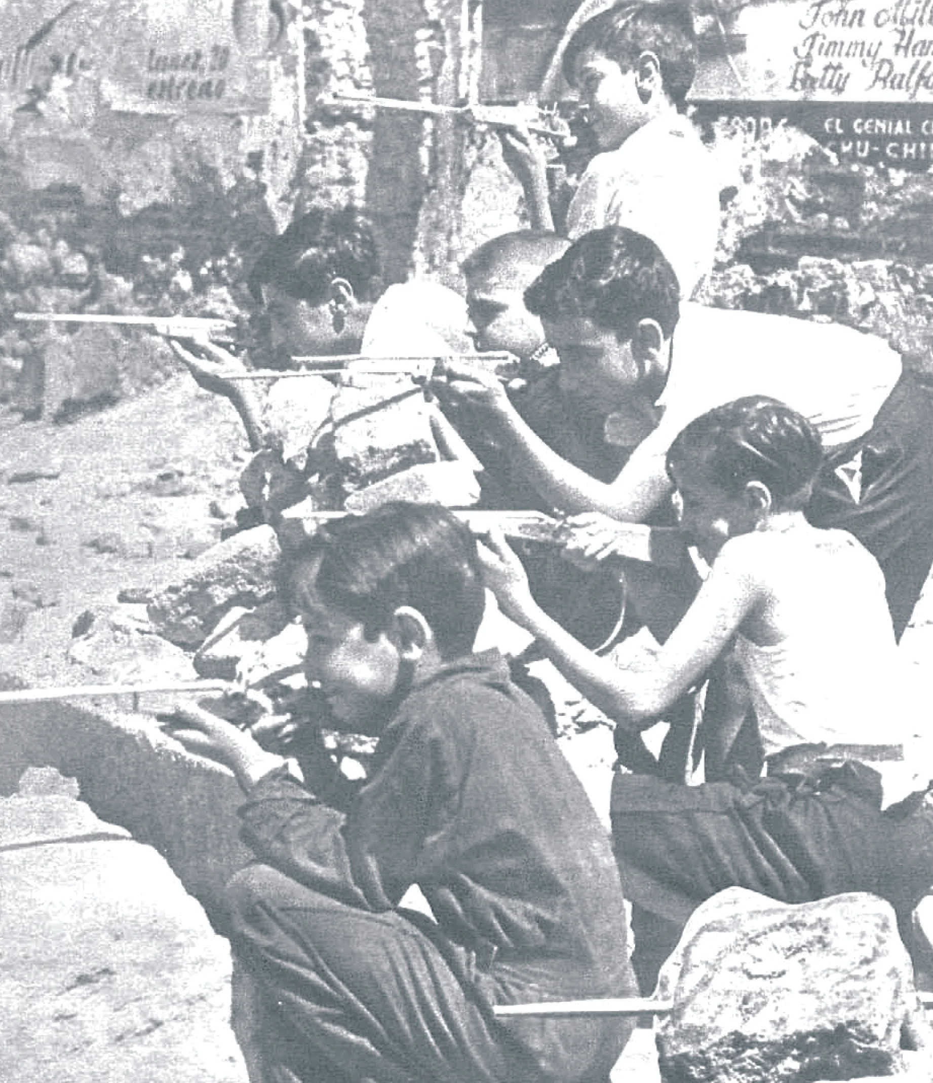 niños jugando a la guerra junto a la plaza de españa de madrid. Agosto de 1936