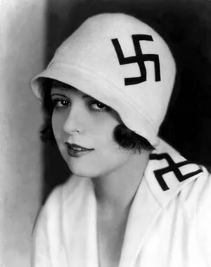 La actriz y flapper Clara Bow con una esvástica cosida a su sombrero, años veinte