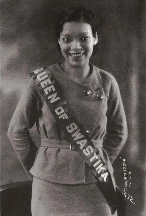 La «Reina de la Esvástica» (1932). Fotografía: Donna VanDeerZee