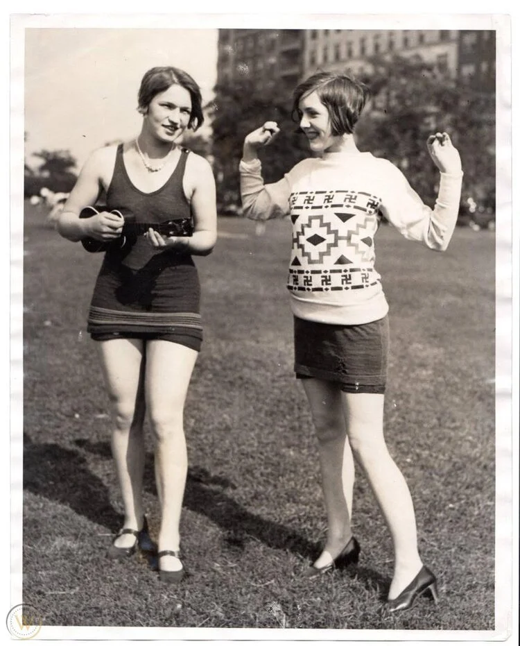 Flappers con esvásticas en su suéter bailan charleston (1920)