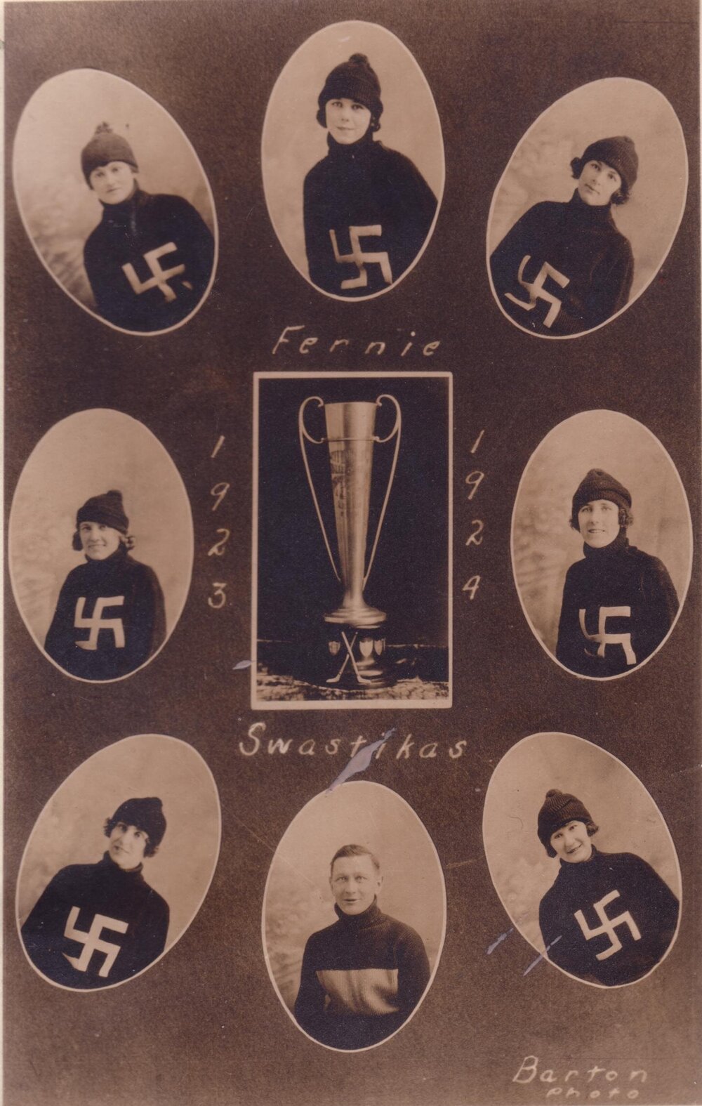 Las principales jugadoras de las Fernie Swastikas junto a su entrenador y la copa que ganaron (1923)