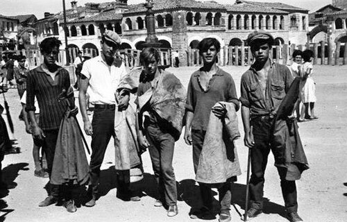 Un grupo de maletillas a las puertas de una plaza de toros