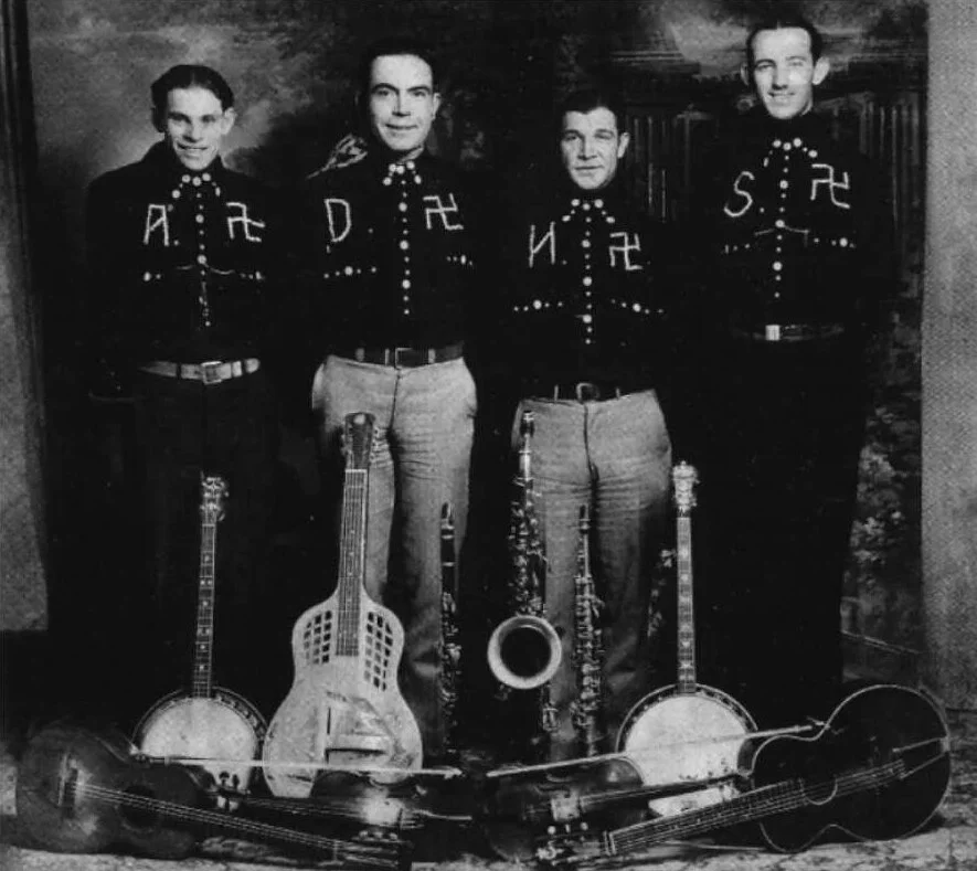 The Oklahoma Boys, una banda de country que usaba la esvástica en sus trajes