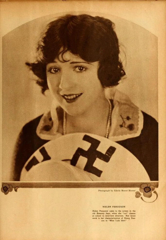 La actriz Helen Ferguson con un sombrero con esvástica en una imagen promocional ( Motion Picture Magazine . Agosto de 1921- Enero de 1922)