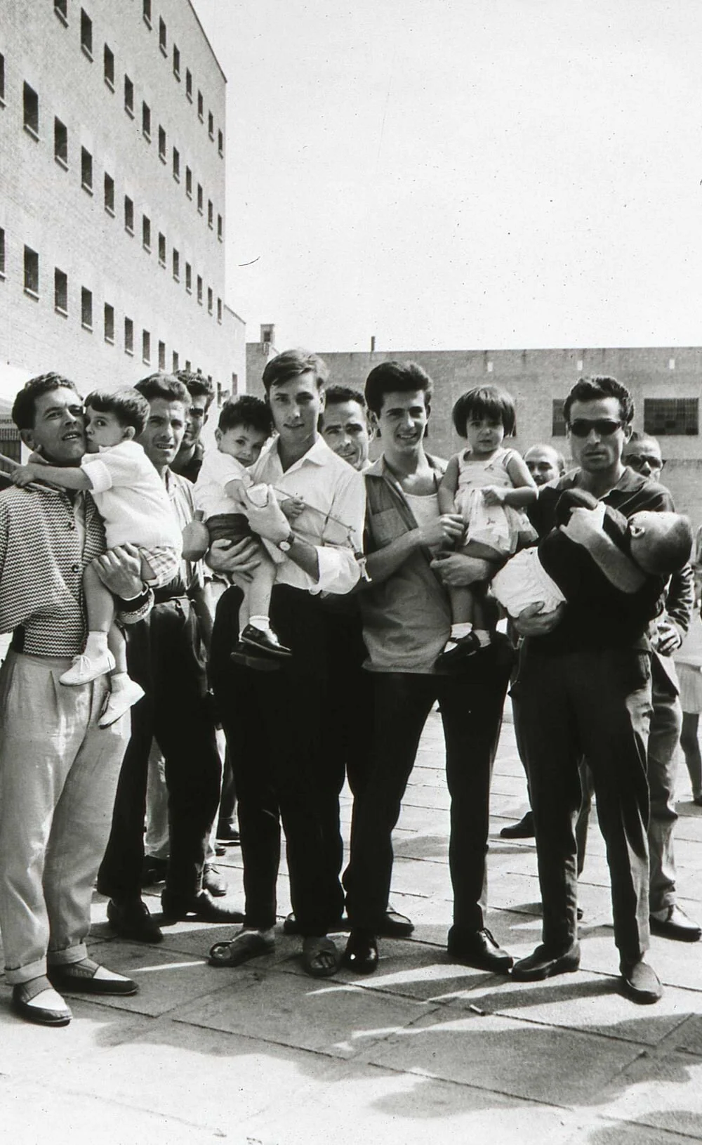 presos de la cárcel de carabanchel con sus hijos (1962). fotografía: memoria de madrid
