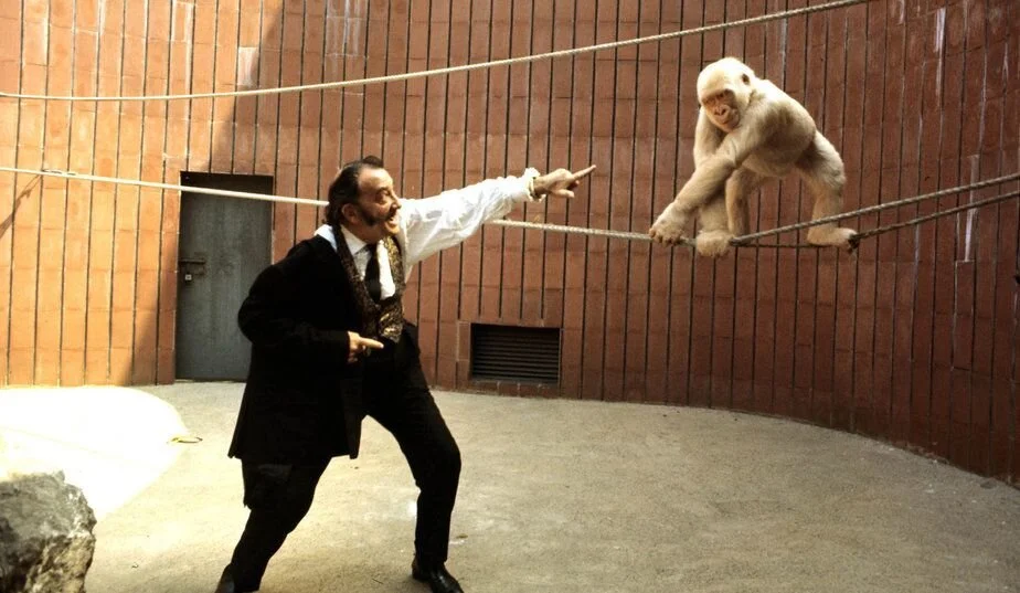 Dalí y Copito de Nieve fotografiados por Postius