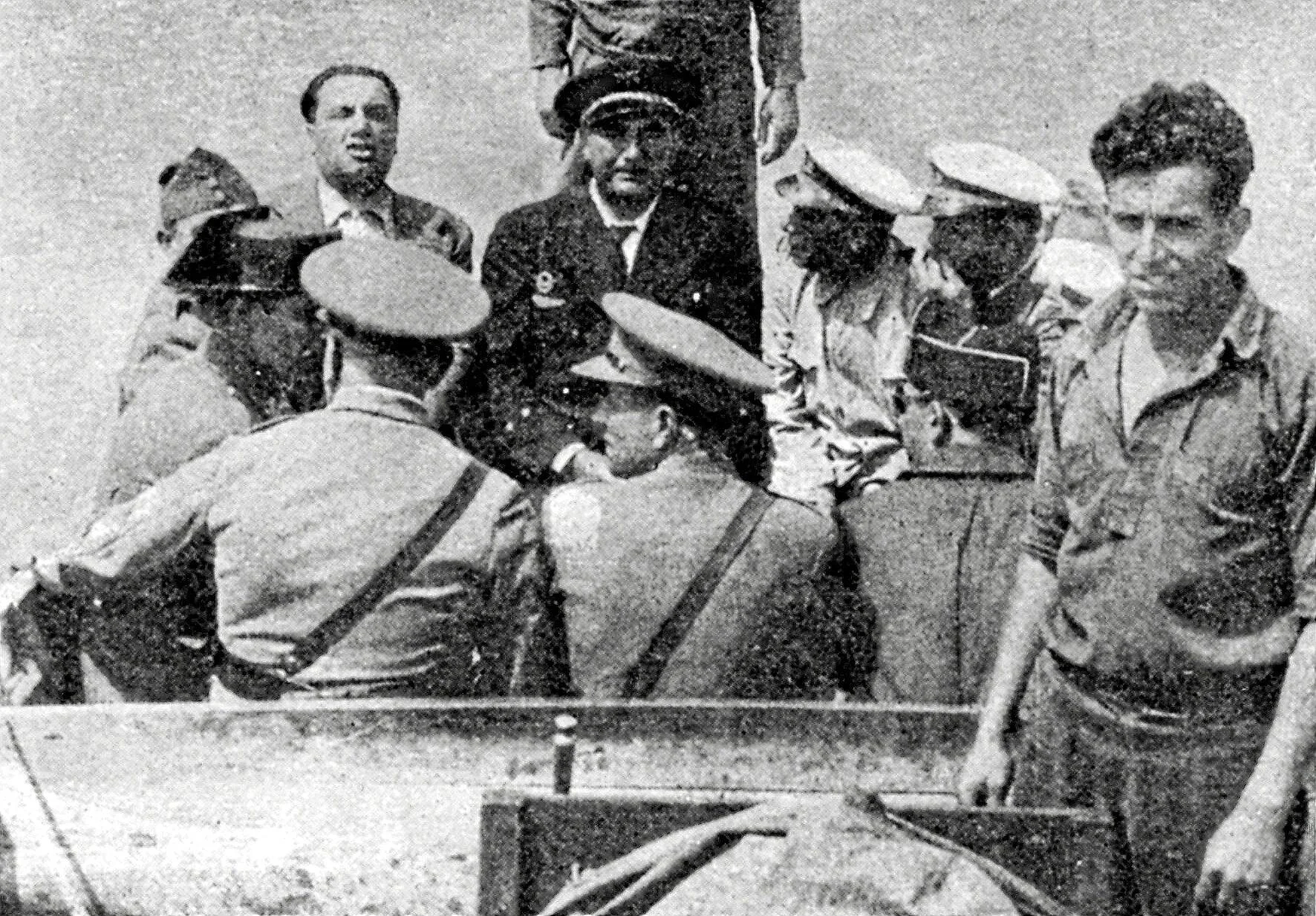 Bayo, en el centro y de uniforme negro, durante la Guerra Civil