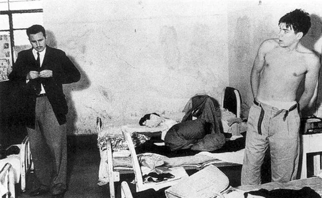 Fidel y el Che durante la época en que se preparaban a las órdenes del luchador y dormían en la misma habitación junto al resto de guerrilleros (México, 1955)