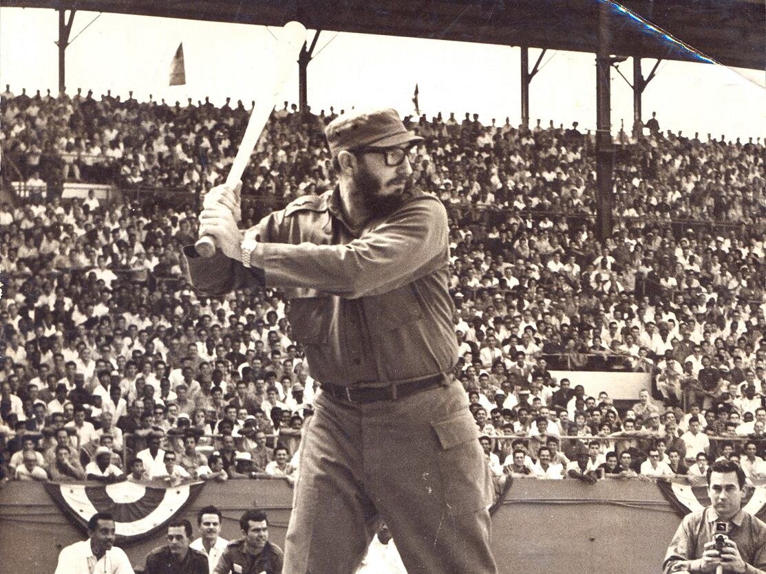 Castro durante un partido de béisbol al frente de Los Barbudos