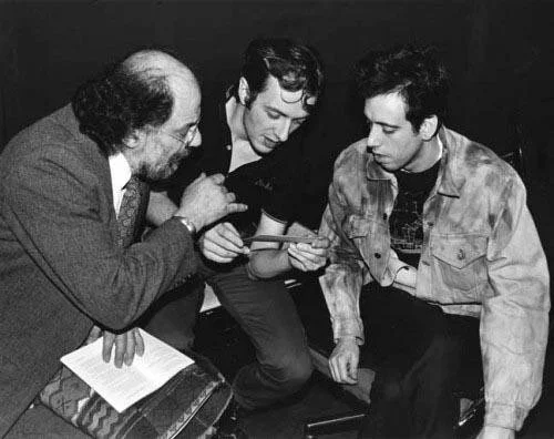 Ginsberg junto a Strummer y Jones (1982). Fotografía: Bob Gruen