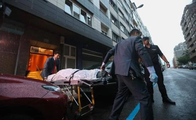 El cadáver de Paloma Barreto fue hallado el pasado sábado en un edificio de la calle de La Cámara en Avilés / OMAR ANTUÑ