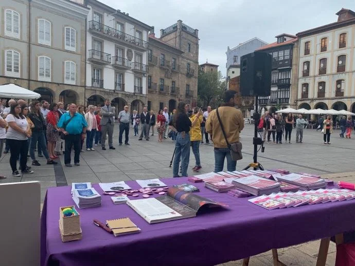 Participantes en la lectura del manifiesto por el Día Internacional contra la Explotación Sexual. Fotografía: INE