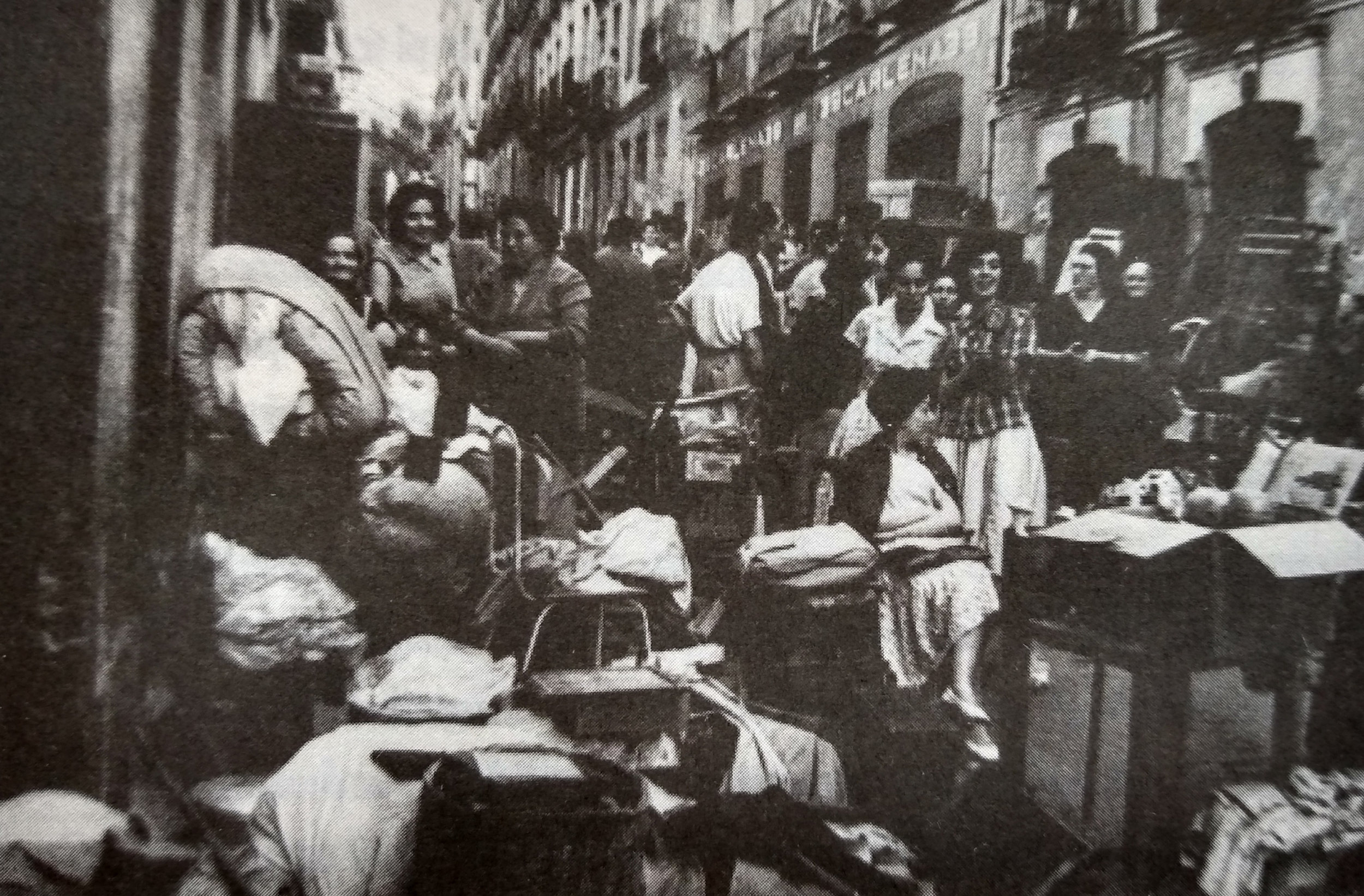 Vecinos y vecinas de la calle Olivar, en Lavapiés, con sus enseres en la calle tras ser desalojados (1967). Fotografía: Santos Yubero