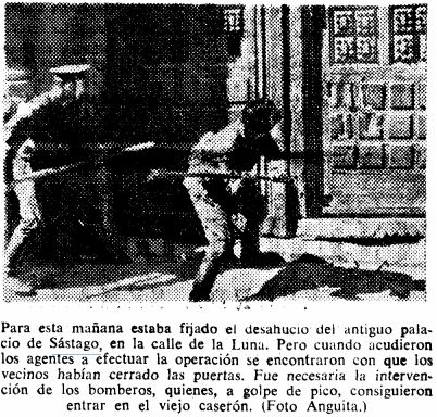 Los agentes, con mazos en mano, desalojan a los okupas del Palacio de Monistrol (18 de agosto de 1969)