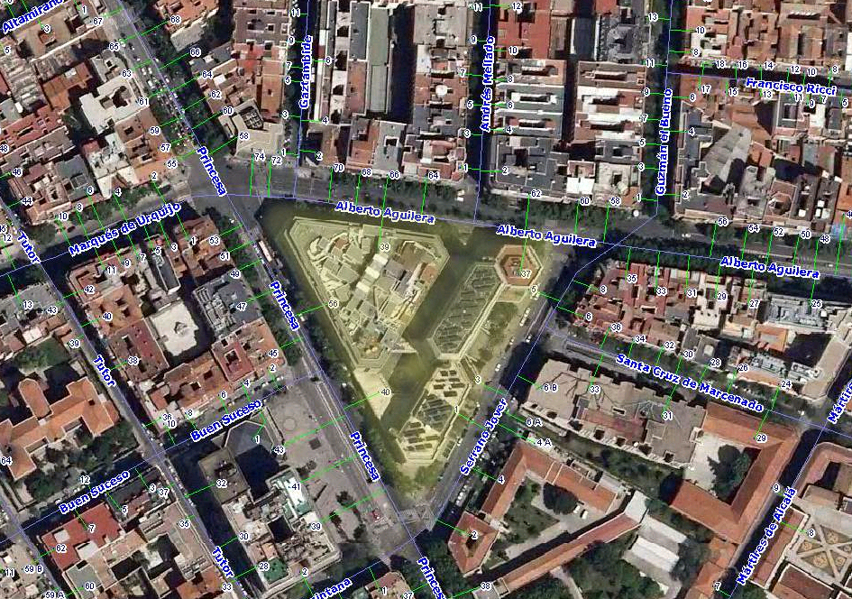 Imagen aérea de la zona en que se encontraba el barrio de Pozas (señalado en color) y donde hoy está El Corte Inglés. Fotografía: Urbanicidades