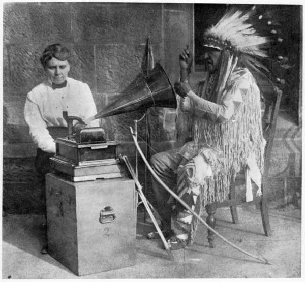 Densmore durante una de sus grabaciones (9 de febrero de 1916)