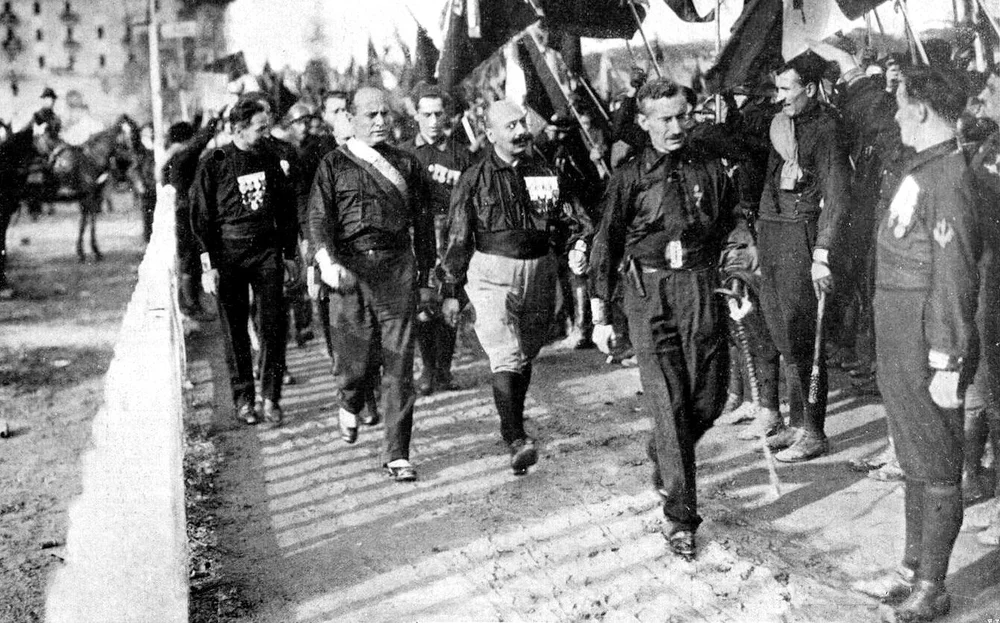 Benito Mussolini y sus camisas negras durante la Marcha sobre Roma.jpg