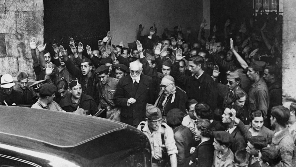 Salida de Miguel de Unamuno y Millán Astray de un acto en la Universidad de Salamanca (Delegación de prensa y propaganda, 1936. Foto Delespro). BNE