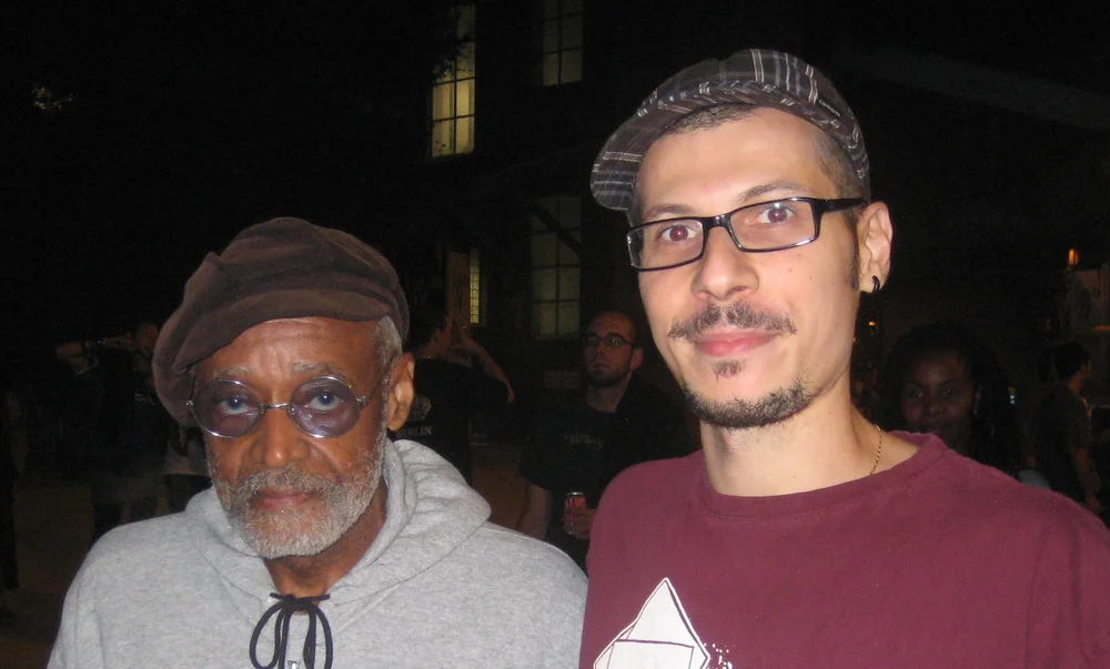 Melvin Van Peebles junto a Los valientes duermen solos, autor de la entrevista