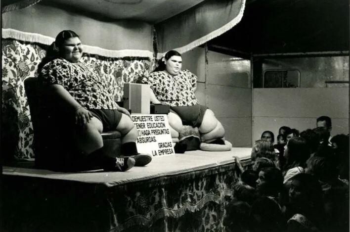 LAS HERMANAS COLOMBINAS EXPUESTAS EN LA FERIA DE ALMERÍA (1973). FOTOGRAFÍA: CARLOS PÉREZ SIQUIER
