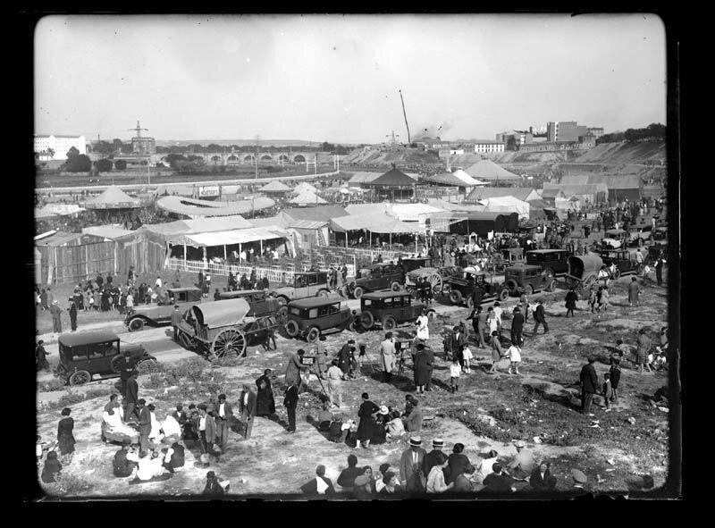 La pradera de San Isidro en 1900. Pueden verse las casetas y carpas destinadas a espectáculos de magia, bailes o freak shows