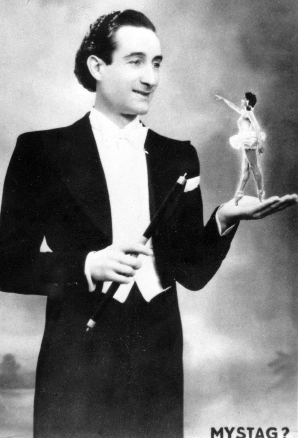 EL MAGO ANARQUISTA DURANTE UNO DE SUS NÚMEROS DE MAGIA