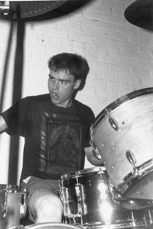 Brendan Canty, batería de Fugazi, durante un show de la banda en 242 Main Street