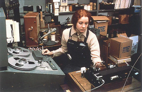 La folclorista Erika Brady, del Federal Cylinder Project, en el laboratorio de grabación de la Biblioteca del Congreso (circa 1980) haciendo una copia de un cilindro de cera. Fotografía: American Folklife Center / Carl Fleischhauer