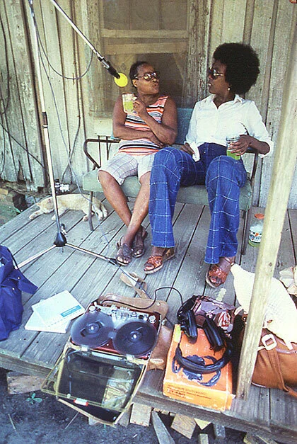 La folclorista Beverly Robinson (derecha) junto a en el porche de su casa en Tifton, Georgia, en 1977. Fotografía: South-Central Georgia Folklife Project Collection / Carl Fleischhauer