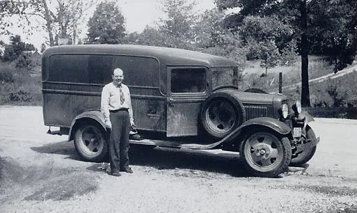 El folclorista y pionero Herbert Halpert fotografiado junto a su célebre «vagón del sonido», un miniestudio de grabación de discos de acetato para el Archive of American Folk-Song (Salotillo, Mississippi, 1939). Fotografía: Mississippi Department of Archives and History