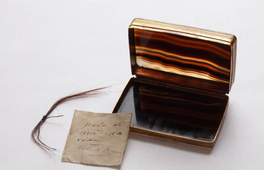 Pelo de Mariano José de Larra y nota manuscrita. Museo del Romanticismo