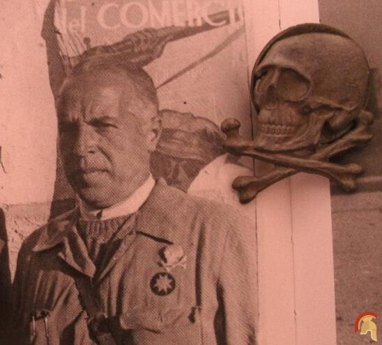 Juan Perea, con su símbolo de la calavera en el pecho. Fotografía: Rutas con historia