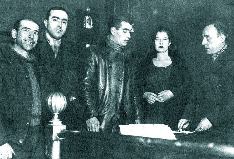 Un integrante de los Legionarios de la Muerte de Perea, con chaquetón negro de cuero, contrae matrimonio en el Registro Civil de Madrid (Mundo Gráfico, 10 de febrero de 1937)