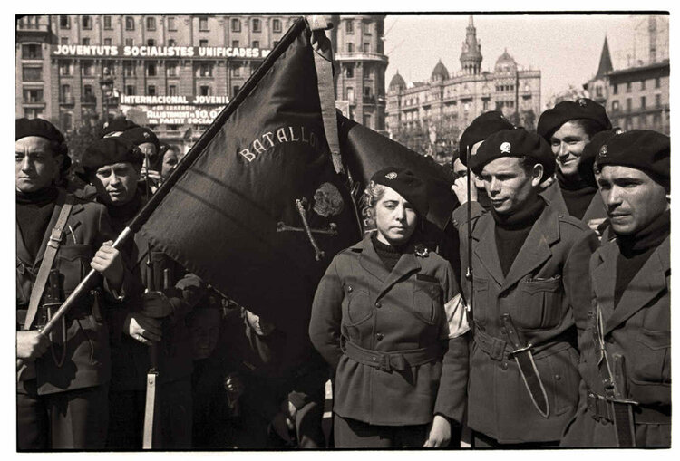Imagen del Batallón de la Muerte durante su desfile por Barcelona en marzo de 1937. Fotografía: Torrents