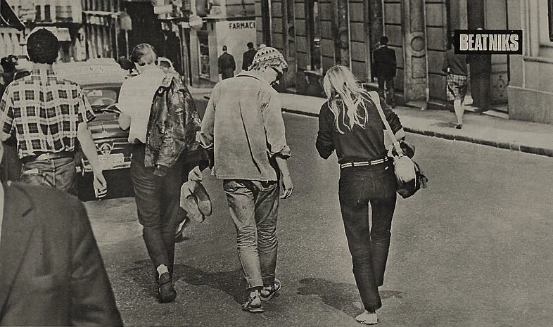Jóvenes «beatniks» pasean por Madrid. Foto: Gigi.