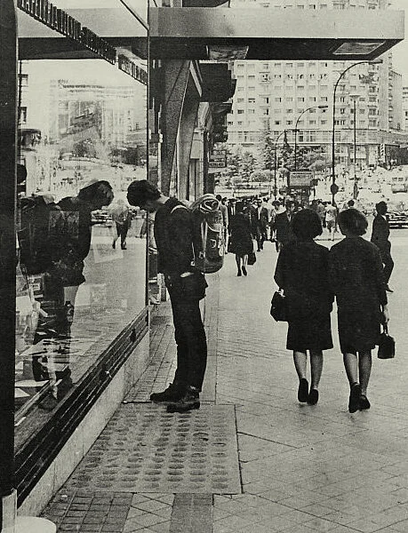 Un «beatnik» mira un escaparate de la Gran Vía madrileña. Foto: Gigi.