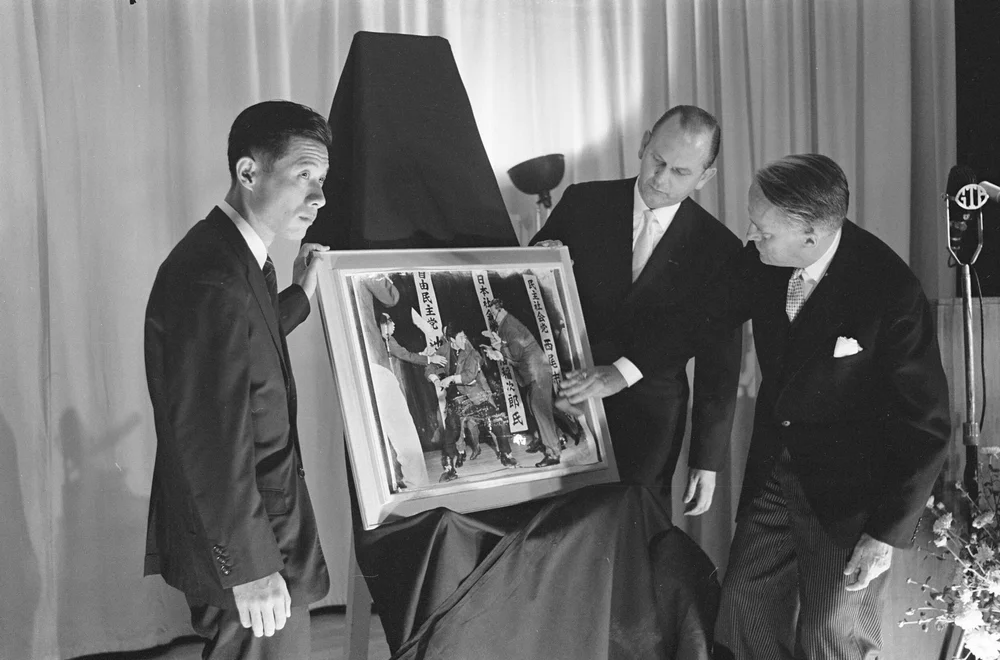 Yasushi Nagao recibiendo el World Press Photo 1961. Foto: Harry Pot.
