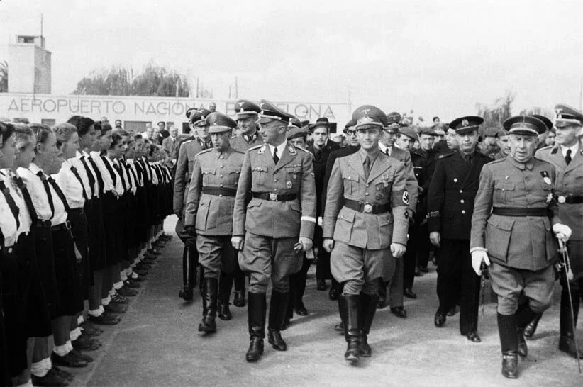 HImmler pasa revista a la sección femenina de las Juventudes Hitlerianas en el aeródromo. (Foto: ANC).