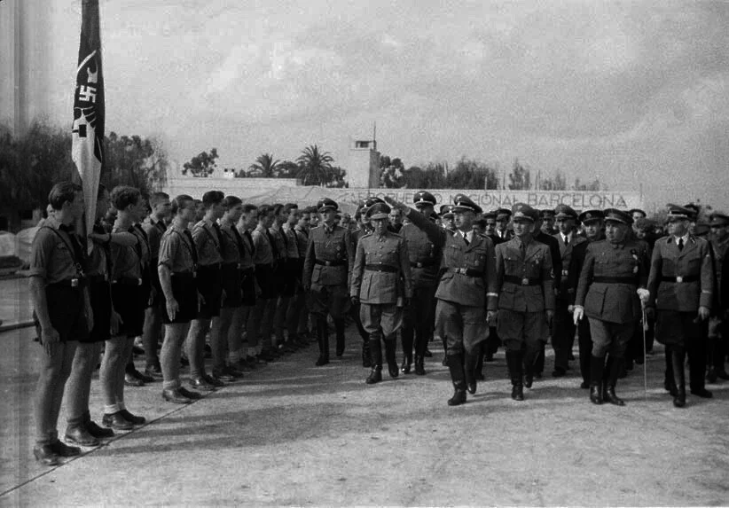 HImmler pasa revista a miembros de las Juventudes Hitlerianas en el aeródromo (Foto: ANC).