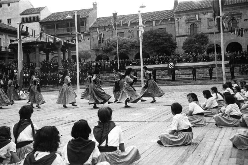 Himmler asiste desde la tribuna al acto folclórico de los Coros y Danzas de la Sección Femenina (Foto:ANC).