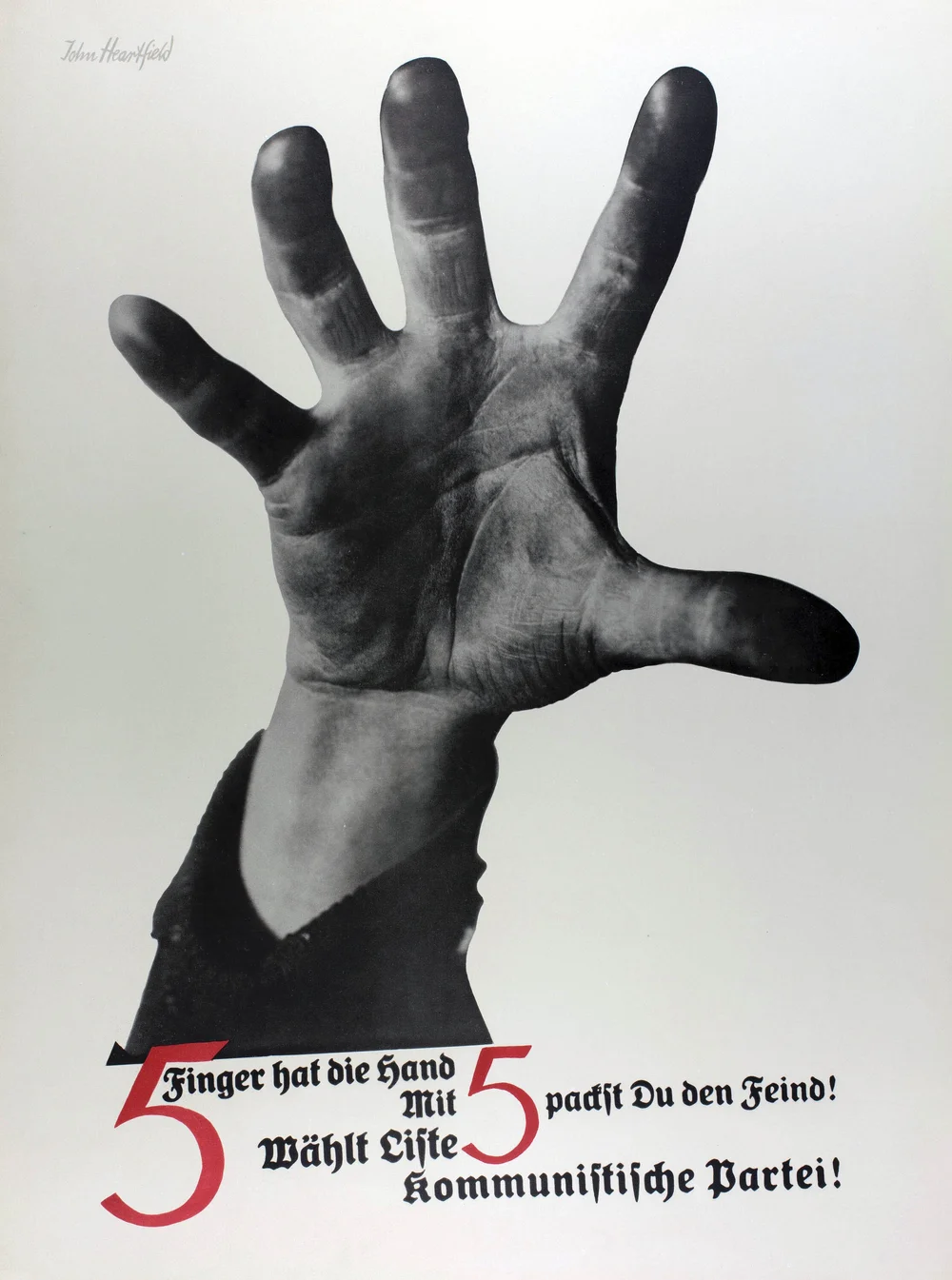 «La mano tiene cinco dedos.. Con esos cinco atrapa al enemigo», cartel de John Heartfield de 1928 que inspiró el homenaje del grupo System of a Down.
