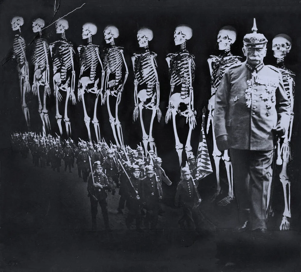 10 años después. Padres e hijos . Fotomontaje de John Hearfield sobre la Primera Guerra Mundial (1924).