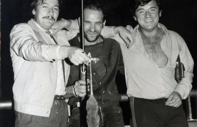 Vecinos de la Prosperitat, en 1984, en una noche de caza de ratas por el barrio. Fotografía: Kim Manresa