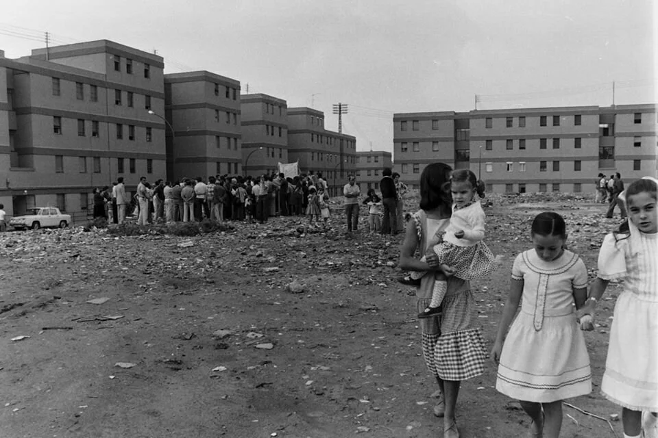 Los vecinos del barrio La Paz, en Fuencarral, durante el concurso (1976). Forografía: Lareda / Diario Ya.